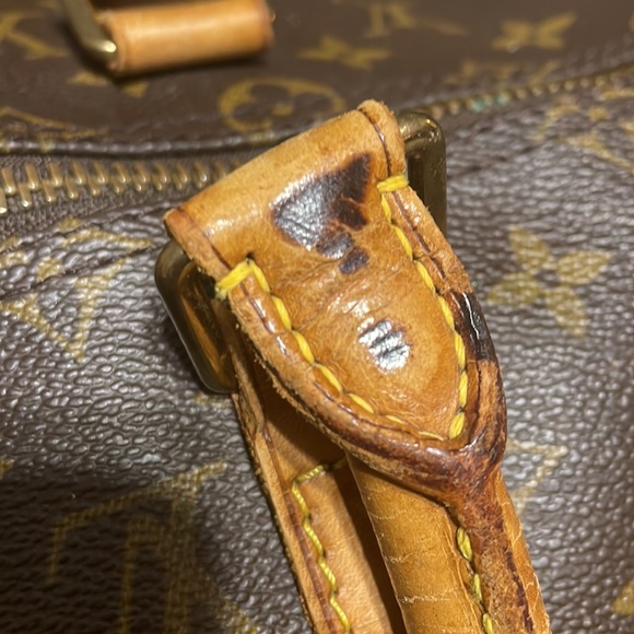 Authentic Louis Vuitton duffel. Tag, strap and lock and key included. - Picture 3 of 10